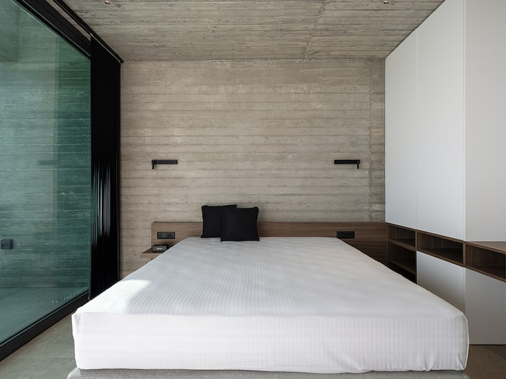 בחדר השינה הראשון יש מיטת קווין סייז.