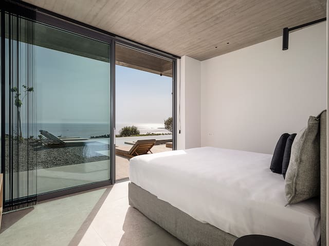 Inspiring Industrial Design Villa with Sea Views gallery image 4