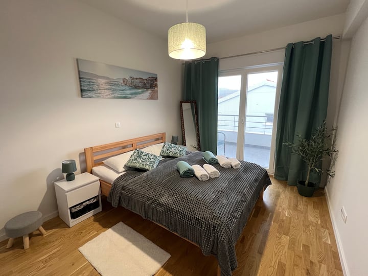 Спална соба со брачен кревет (широк 150-179