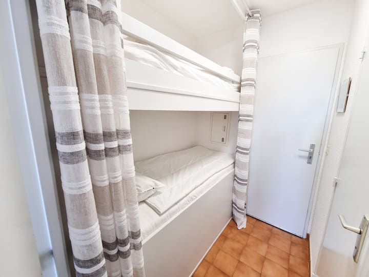 Საძინებელი 2 ხის ტიპის ხის სახლი, ორსართულიანი საწოლებით. 