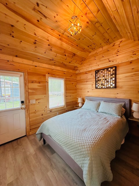 Newly renovated Cabin track/spac