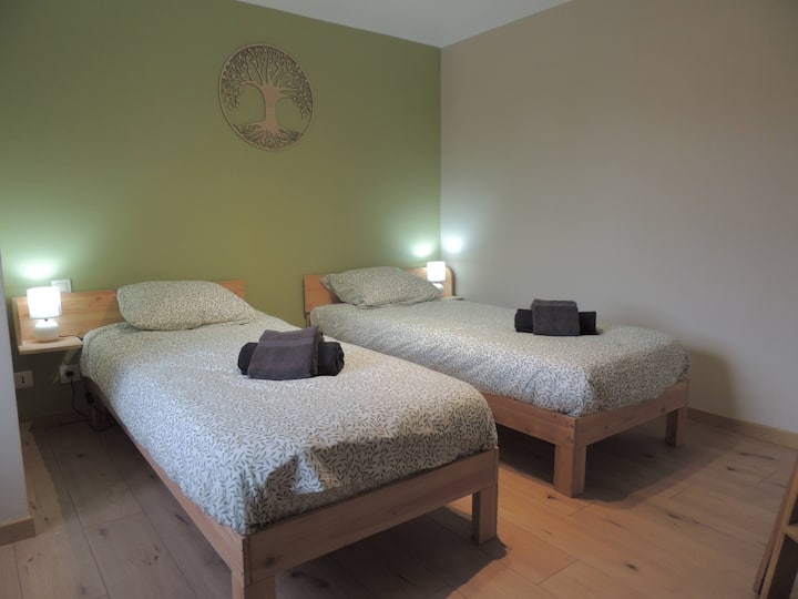 Spavaća soba 1 s 2 odvojena kreveta 80x200. USB i USB-C utikači