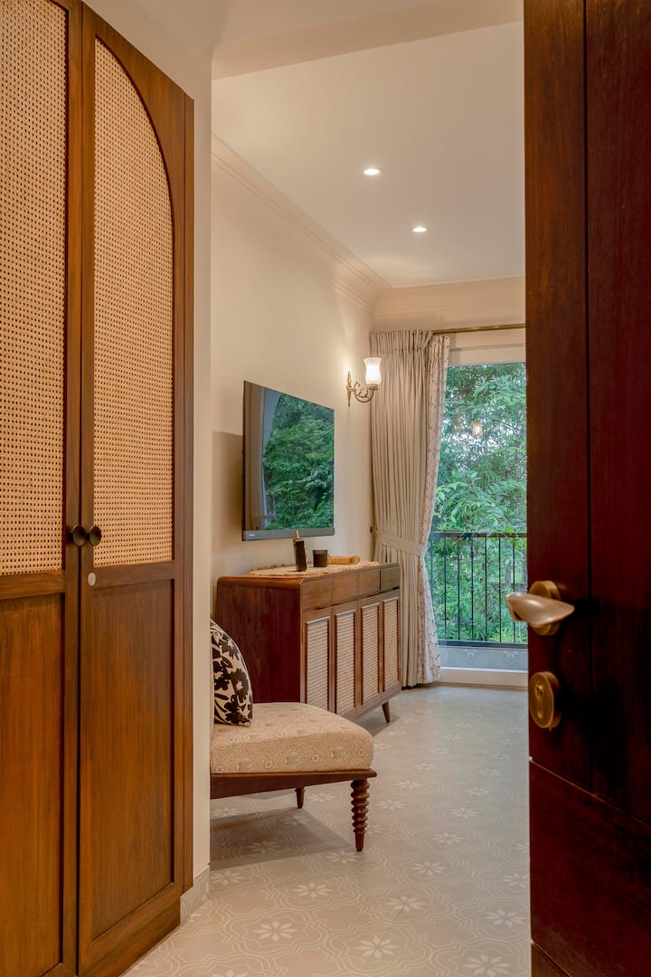 Peek ya Ndani yenye starehe 
Ingia kwenye sehemu tulivu iliyoundwa kwa ajili ya starehe na mtindo. Umbo la udongo, mwangaza laini na mlango wa roshani ya Juliet hufanya iwe mahali pazuri pa kupumzika baada ya siku ya uchunguzi.