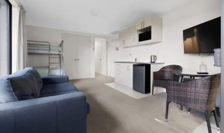 Bunke dhe divan krevat, gardërobë për ruajtjen e bagazheve