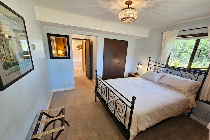 Një gjumë çlodhës të pret në dhomën kryesore të gjumit me një krevat dopio "Queen", shumë hapësirë në dollap dhe pamje nga oqeani dhe mali. Hap dritaret që të mund të ftosh flladin e freskët të detit në hapësirën tënde. 