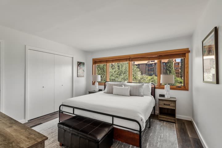 Dormitorio de invitados con mucha luz natural