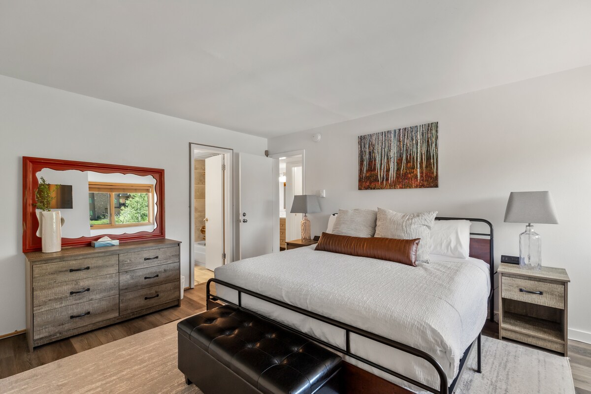 Dhomë gjumi kryesore me banjë ngjitur. 