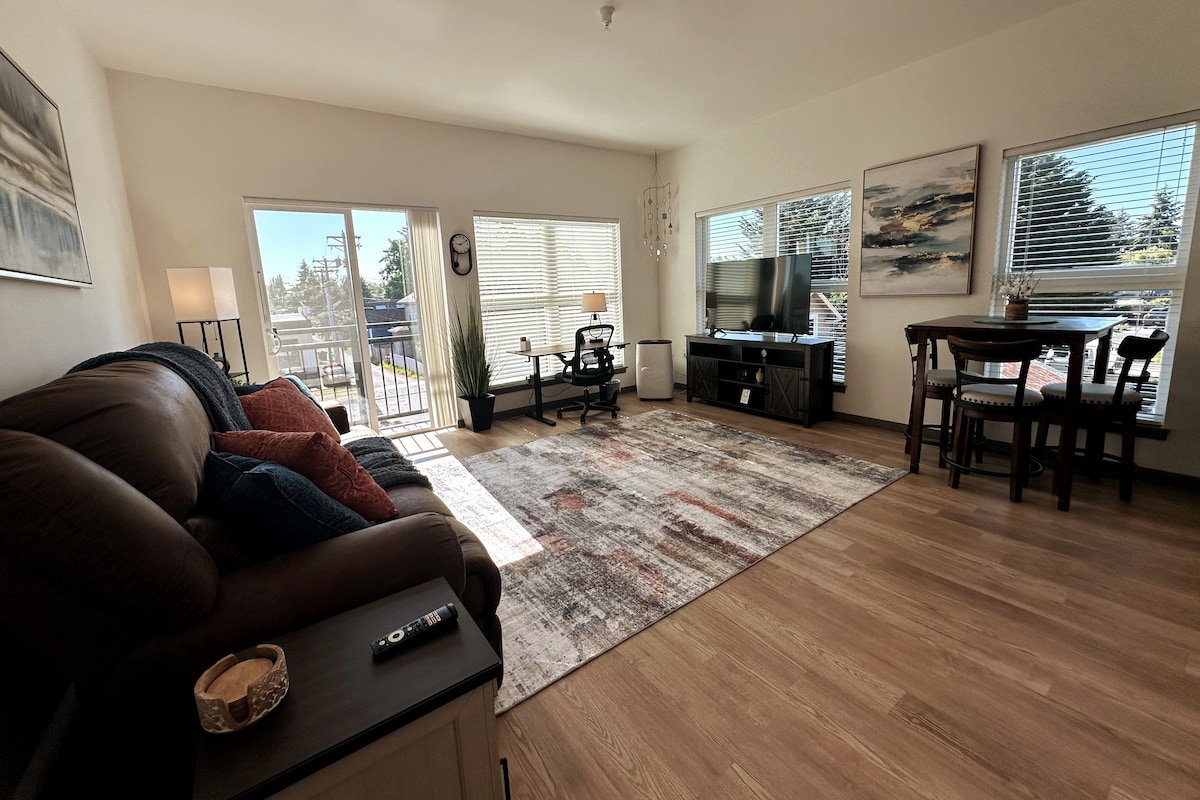 Nice large iving area with plenty of windows.