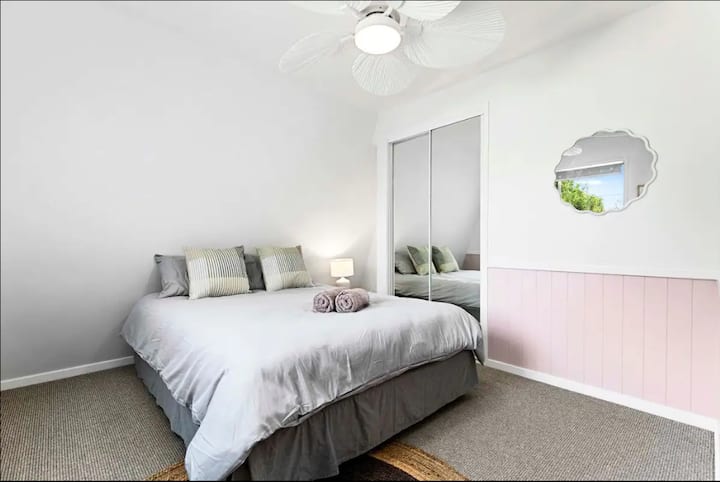 Spavaća soba broj 3 s bračnim krevetom.