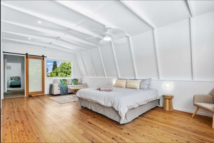 Glavna spavaća soba s velikim bračnim krevetom i kaučom na razvlačenje.