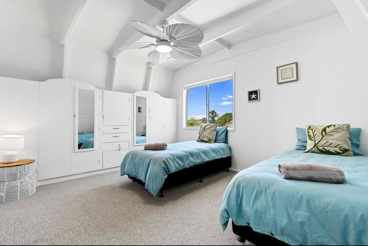 Spavaća soba broj 2 s 2 jednostruka kreveta.