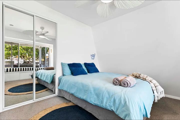 Spavaća soba broj 4 s bračnim krevetom.