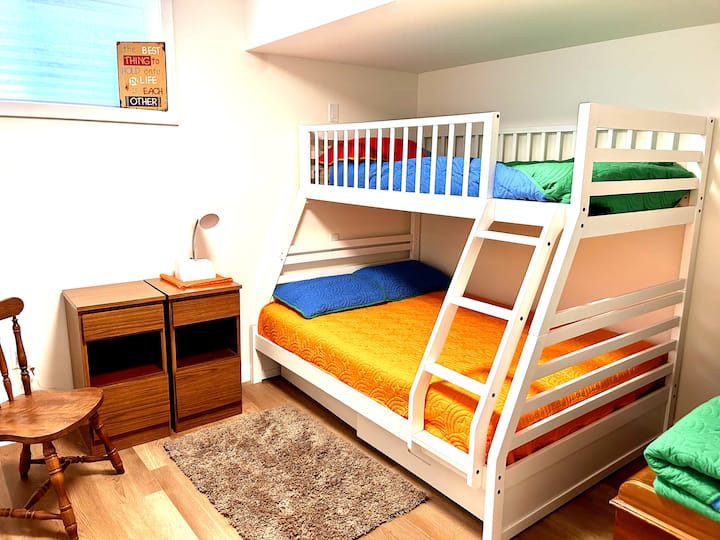 Kitanda cha ghorofa cha Chumba cha Tatu cha kulala. Double/Single. Chumba kizuri kwa ajili ya watoto. 