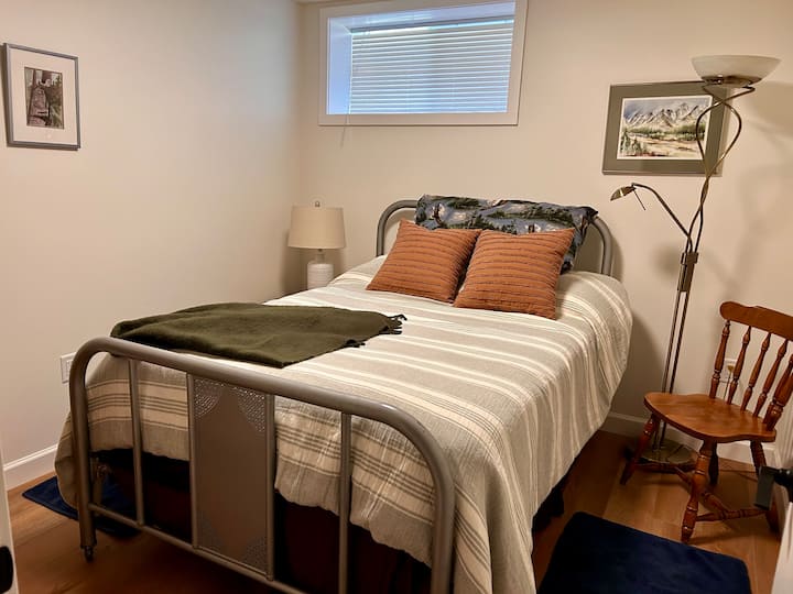 Chumba cha pili cha kulala. Kitanda cha watu wawili chenye godoro kubwa. 