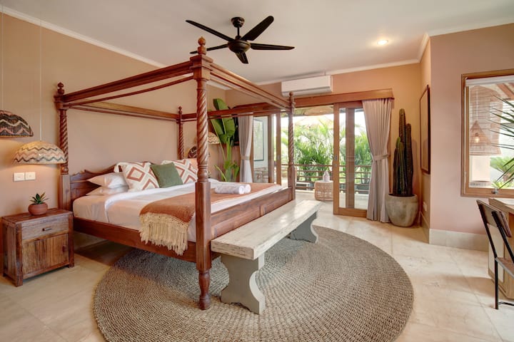 جناح رئيسي مع شرفة ملاذ للآباء، والمشي في رداء وحمام داخلي