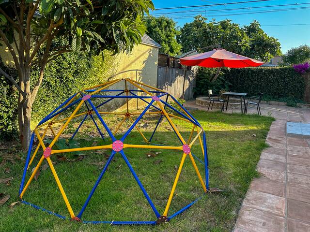 Spacious West LA Home 3BR/3Bath Parking, Backyard gallery image 2