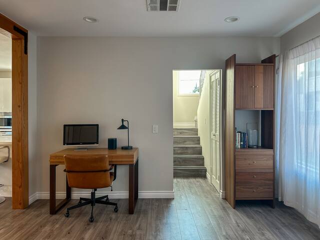 Spacious West LA Home 3BR/3Bath Parking, Backyard gallery image 5