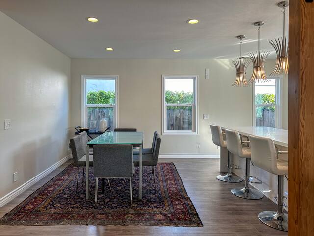 Spacious West LA Home 3BR/3Bath Parking, Backyard gallery image 4