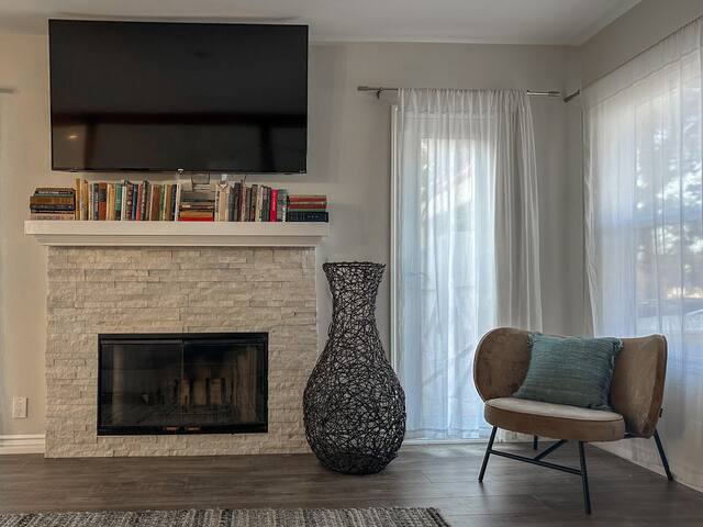 Spacious West LA Home 3BR/3Bath Parking, Backyard gallery image 3