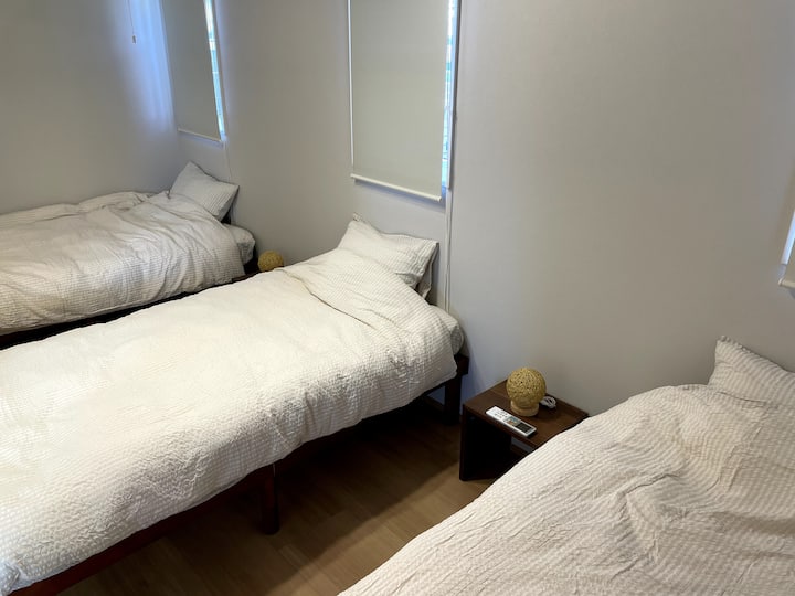 3 krevate tek
* Qentë nuk lejohen në dhomë