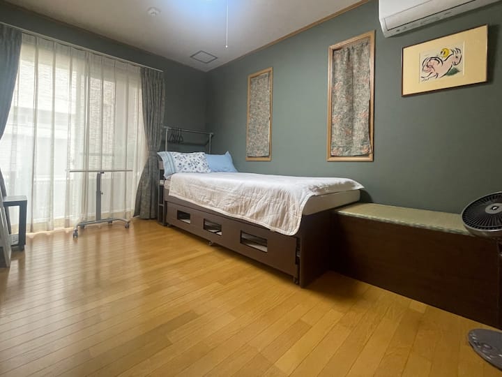 El diseño usó la cama para padres e hijos como una sola.Hay un banco de tatami instalado.Puedes usarlo como un lugar para dejar tu equipaje o un banco.