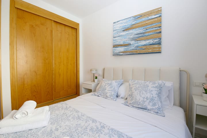 Уште еден поглед на главната спална соба со пространа вградена гардероба 