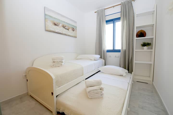 Втората спална соба на овој имот е опремена со два единечни кревета 