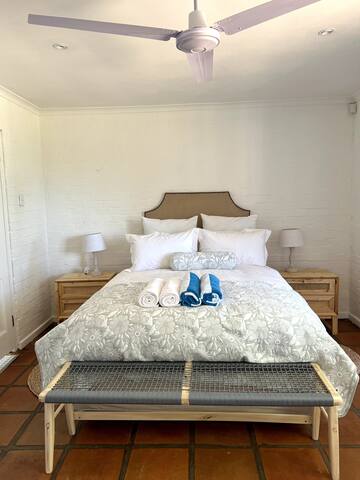 Family Friendly Cottage: Pool, BBQ, Vineyard views