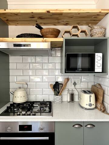 Family Friendly Cottage: Pool, BBQ, Vineyard views gallery image 2