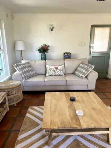 Family Friendly Cottage: Pool, BBQ, Vineyard views gallery image 3