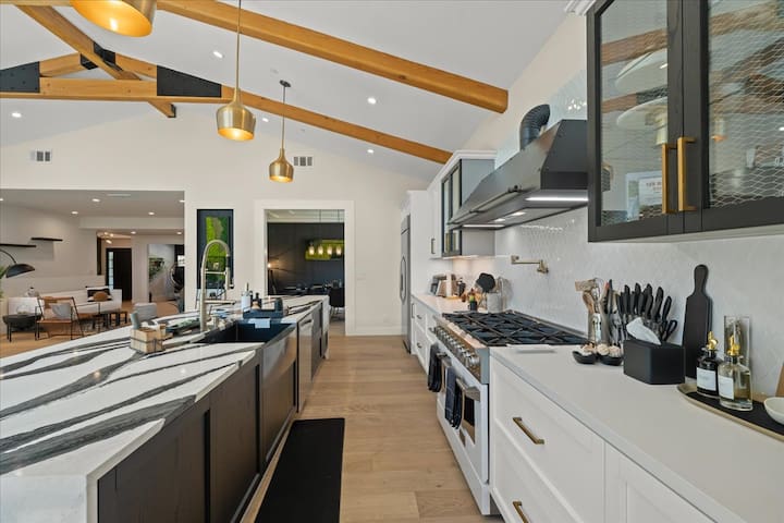 Oakland Hills Farmhouse Stunner + Game Room + A/C gallery image 5