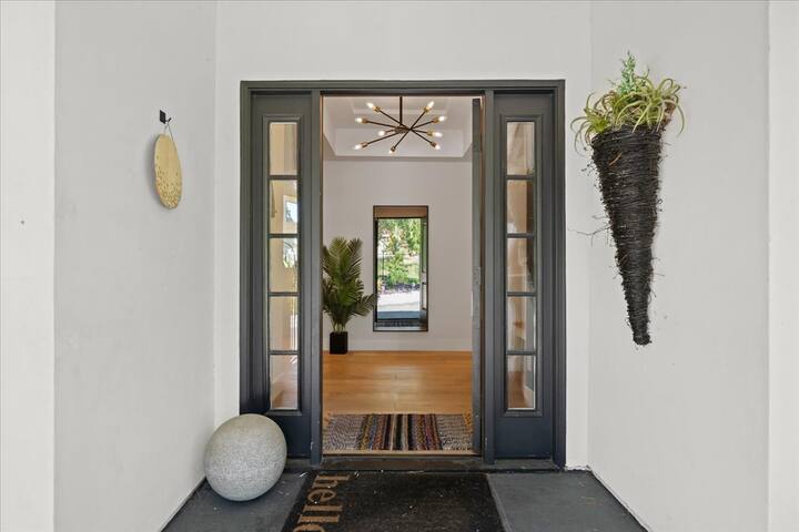 Oakland Hills Farmhouse Stunner + Game Room + A/C gallery image 3