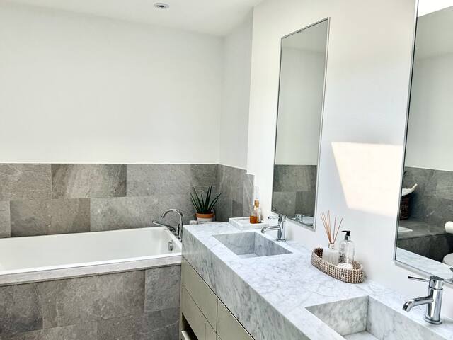 Office | Chef Kitchen | 2 Fireplaces | 4 floors gallery image 4