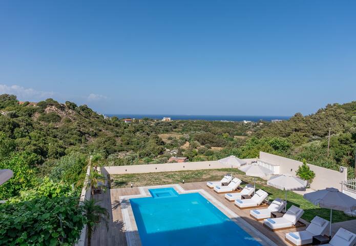 Hillside Horizon Villa gallery image 5