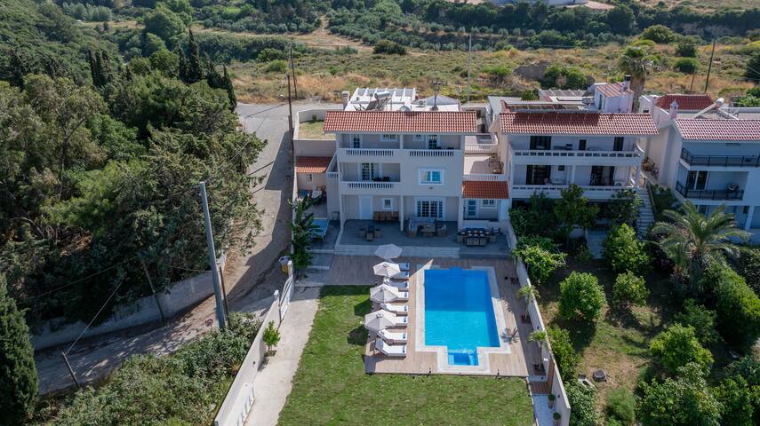 Hillside Horizon Villa gallery image 4