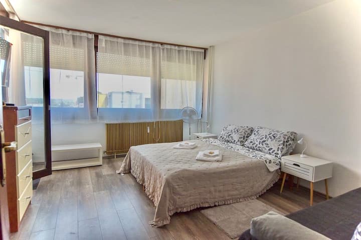 hr.airbnb.com