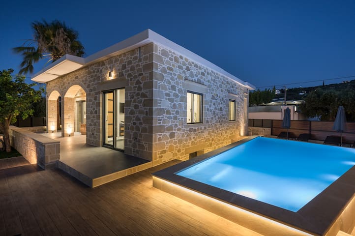 Luxury villas Argalios