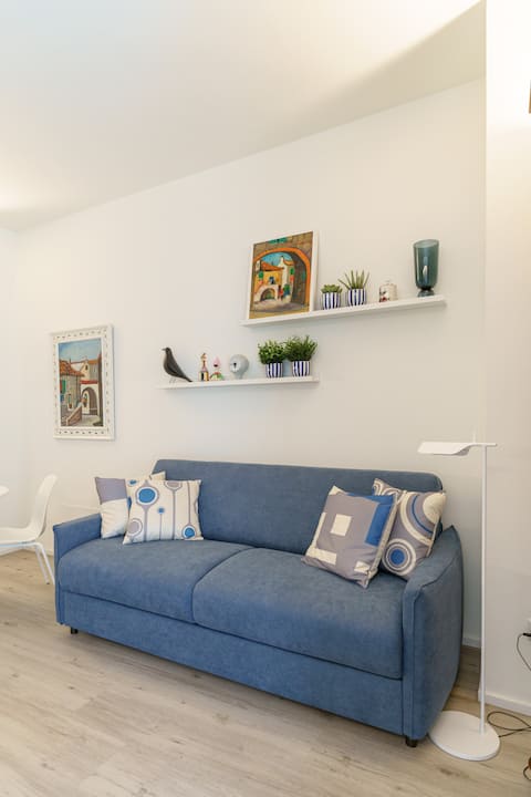 Top Airbnb: Vaulted loft downtown, steps from the sea a Catania