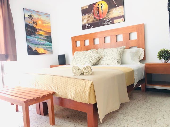 Chambre principale spacieuse et confortable pour un repos réparateur, lit King Size