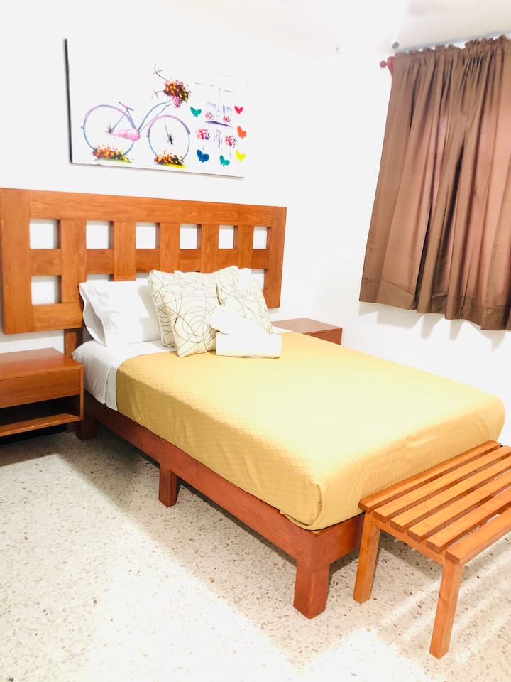 Chambre principale spacieuse et confortable pour un repos réparateur, lit double