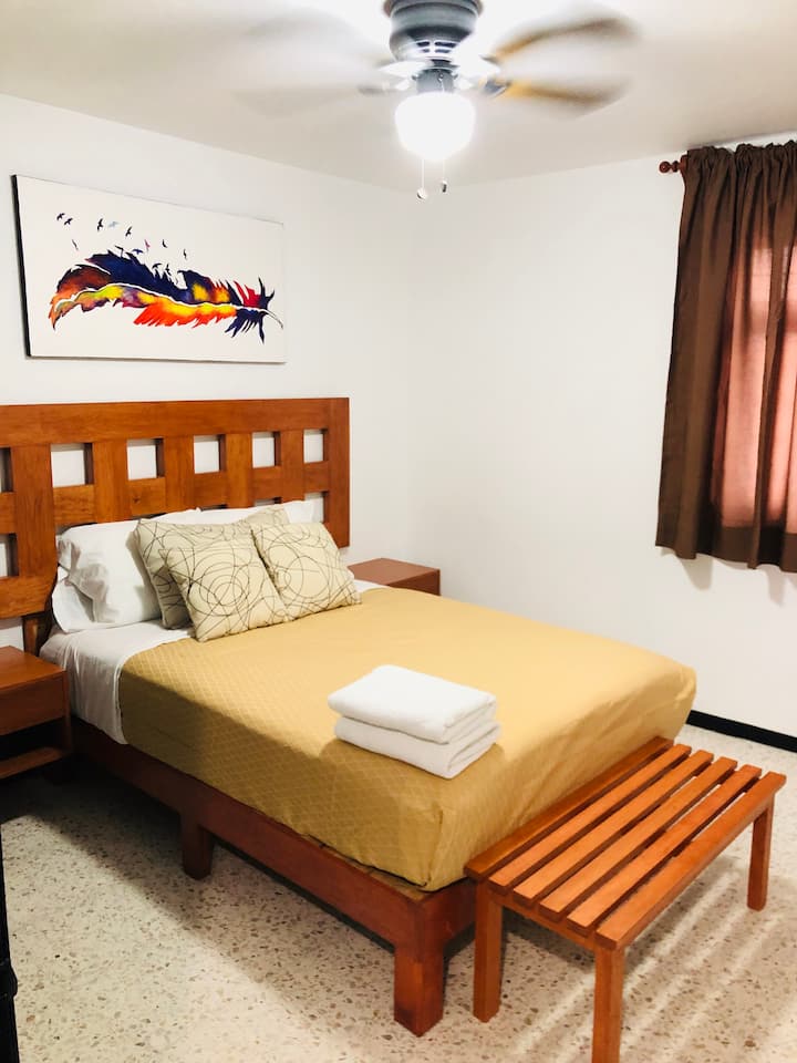 Chambre principale spacieuse et confortable pour un repos réparateur, lit double