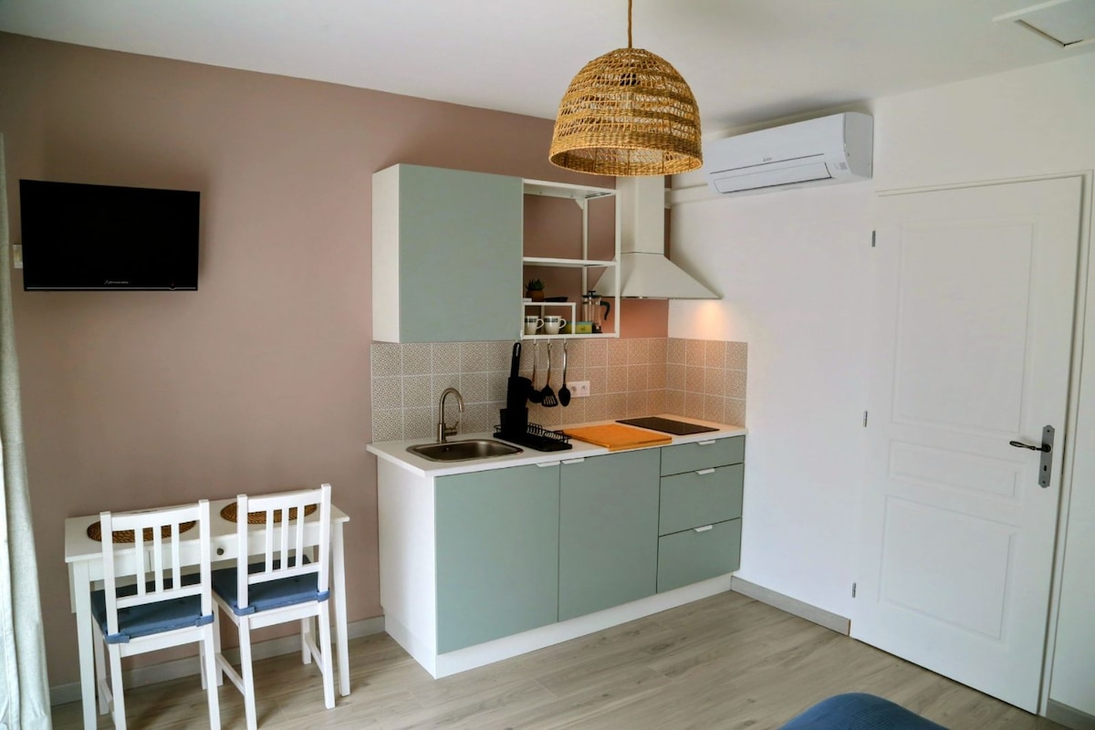 Popular Airbnb listing: Fully equipped studio in Pertuis