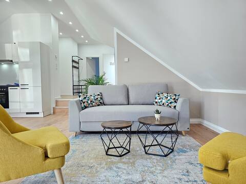 Topaz-Design Loft at the Castle, Parking & Balcony
