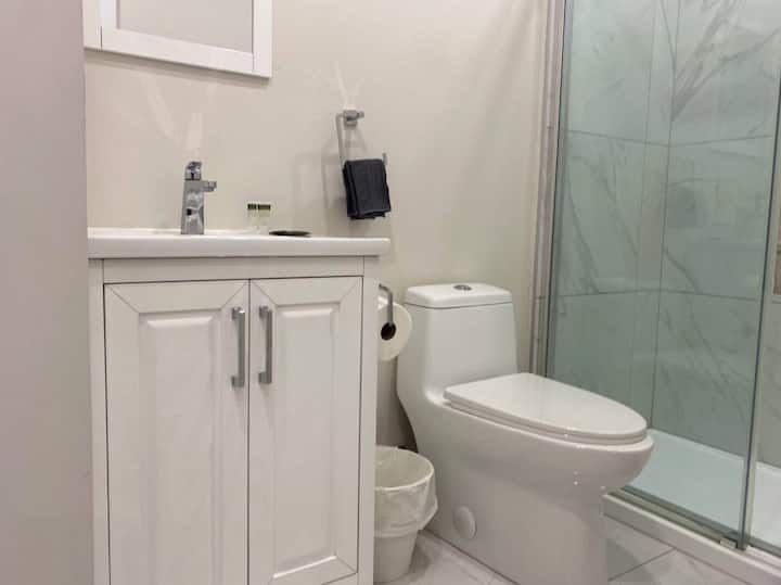 Cozy stays near Metro Decarie 210 - 3