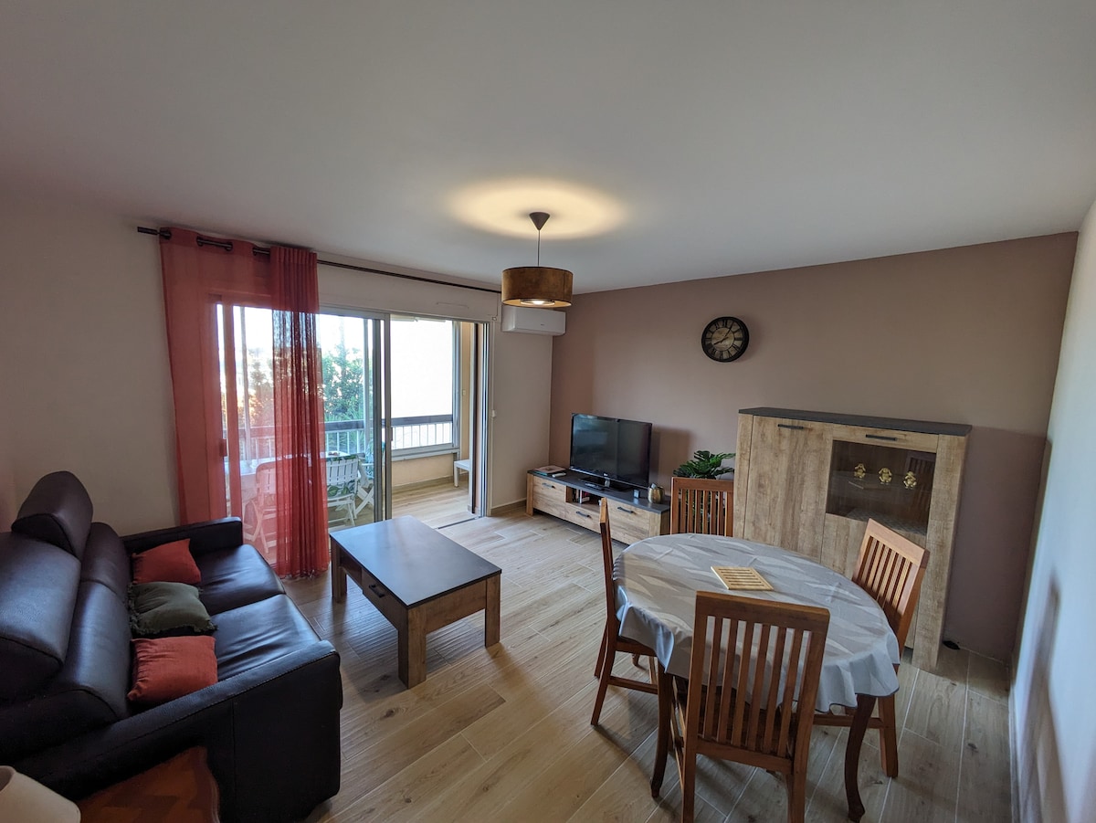 The living room, with modern comforts, gives access to a loggia where you can enjoy an unobstructed view of quiet and relaxing exteriors. 
A 140cm sofa bed comfortably accommodates two extra people 