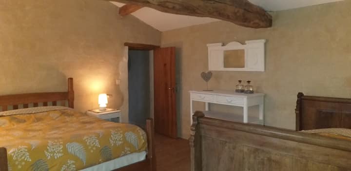 楼上2号卧室 
1张床140和1张床120