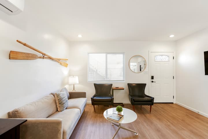 Relájate y desconecta en nuestra acogedora sala de estar, con un televisor de 55 pulgadas y un cómodo sofá