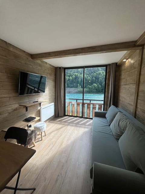 Authentic chalet-studio with lake view