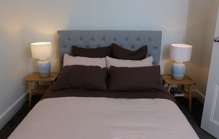 Biancheria francese Carlotta+Gee. Godersi una buona notte di sonno ti aiuterà a sentirti ispirato ed energico, oltre a una sensazione di calma.