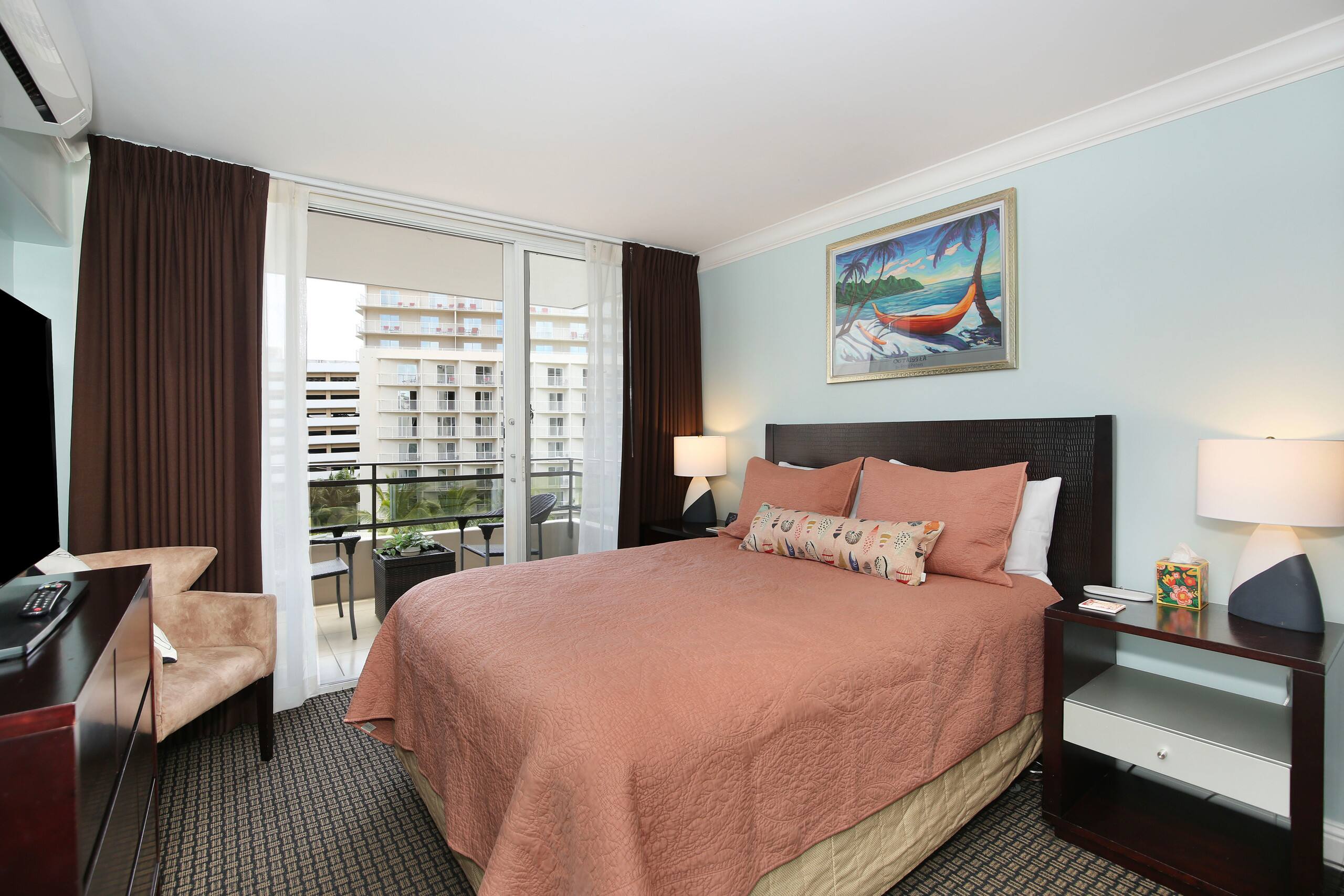 Condo in Honolulu · ★4.75 · 2 bedrooms · 4 beds · 1 private bath - Image 1